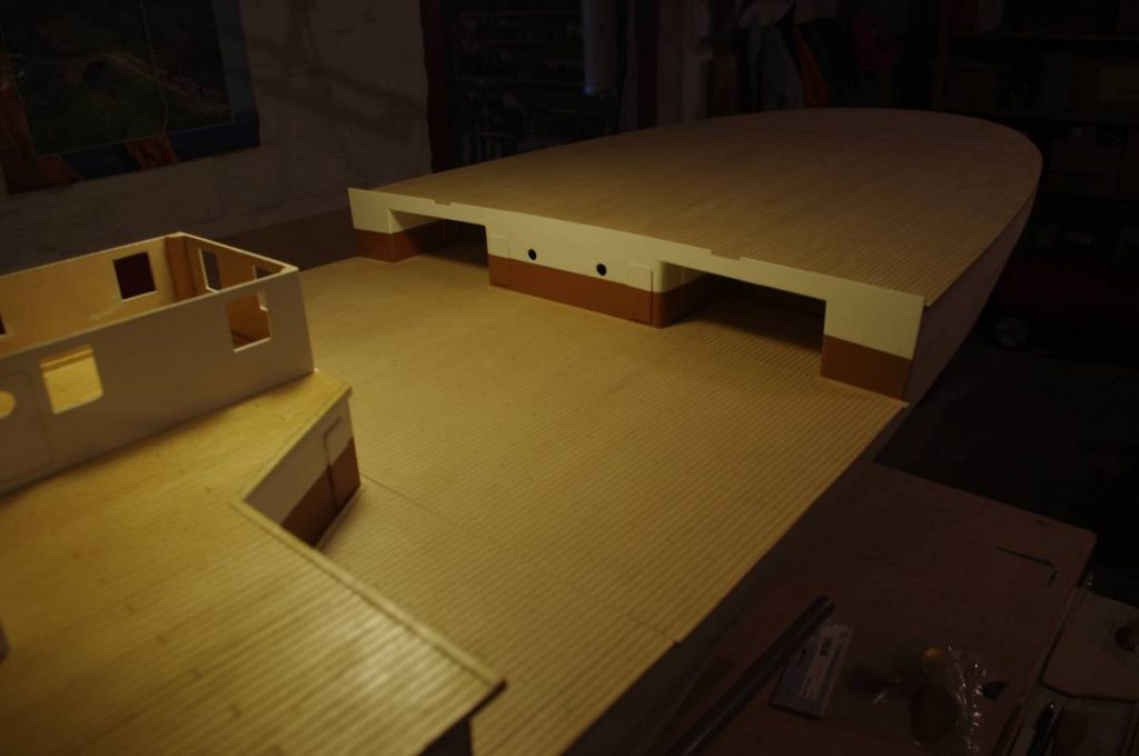 La partie arrière de la maquette progresse