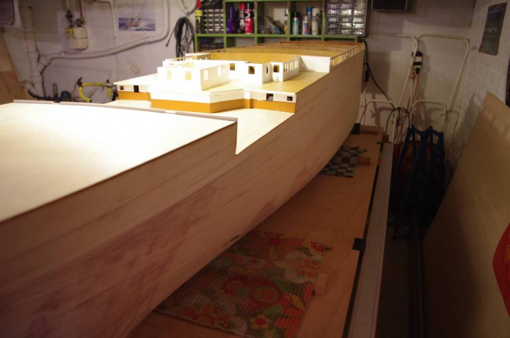 La partie arrière de la maquette progresse