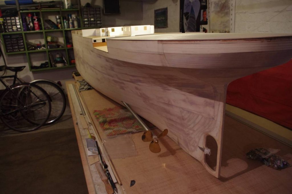 La partie arrière de la maquette progresse