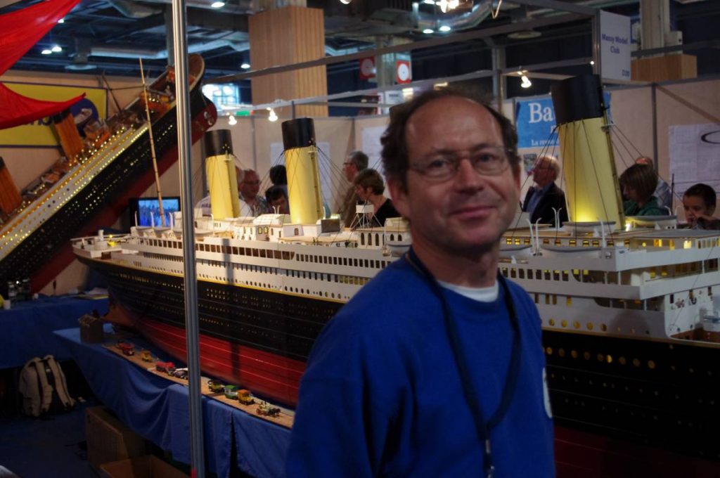 Jean-Paul devant sa maquette