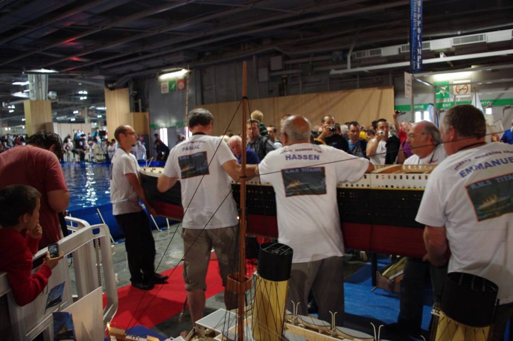 Le transport de la maquette vers le bassin. 150kg à vide auquel il faut ajouter plus de 150kg de bloc de béton pour le lest.