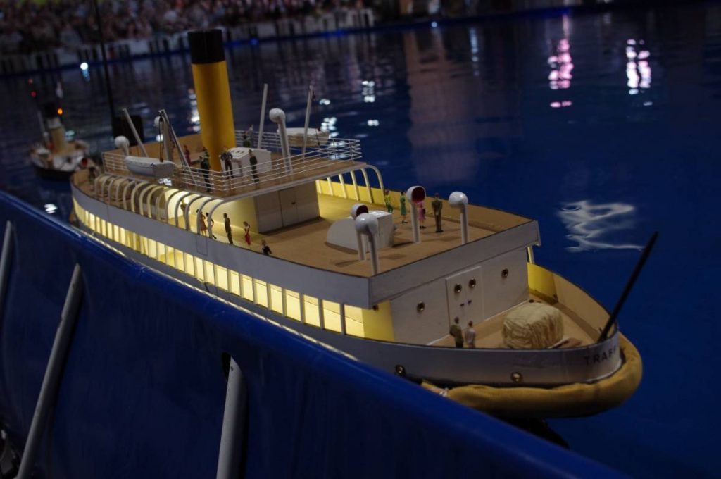 Le Traffic prêt à rejoindre le Titanic lors de son escale à Cherbourg.