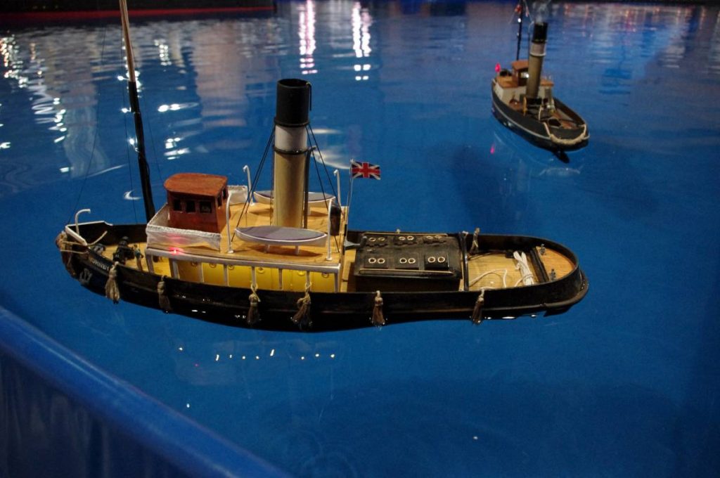 Le remorqueur Hornby prêt à aider le Titanic.