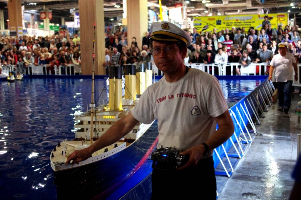 Le show est terminé. Jean-Paul ramène sa maquette au port. Le Titanic n'a pas coulé !