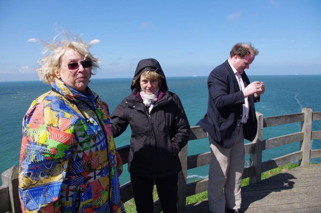 Trois personnes au bord de la mer