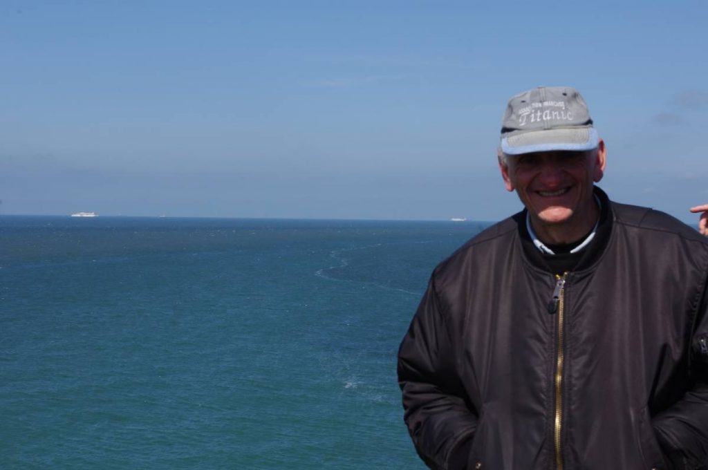 Homme au bord de la mer