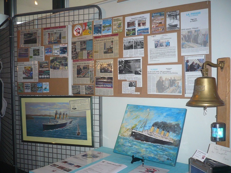 Tableaux et coupures de journaux sur le Titanic