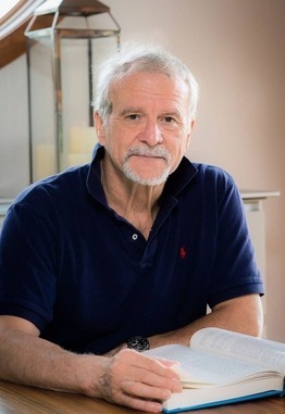 Portrait de Paul Henri Nargeolet feuilletant un livre.