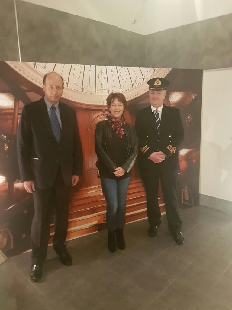Trois personnes posent devant le Grand escalier.