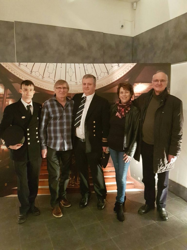 Cinq personnes posent devant le Grand Escalier.