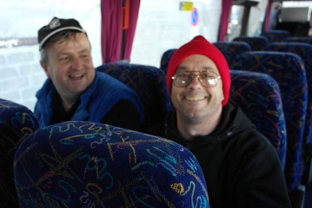 Deux amis sourient dans un car