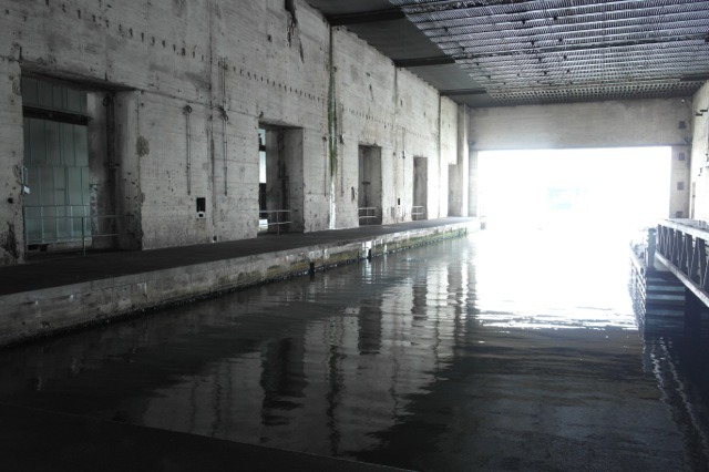 Vue d'un quai de la base sous-marine