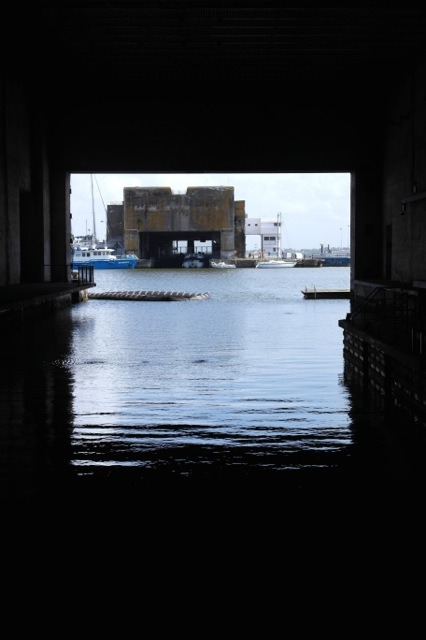 Vue d'un quai de la base sous-marine