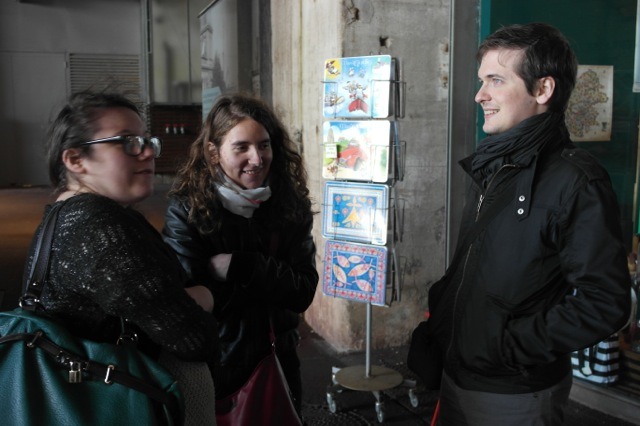 Groupe de personnes discutant