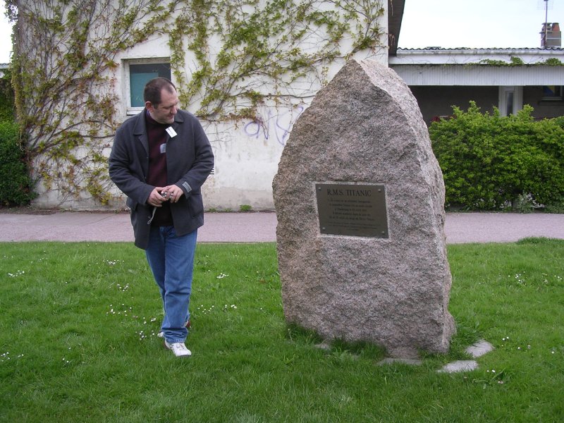 La plaque commémorative et notre rédacteur en chef Olivier