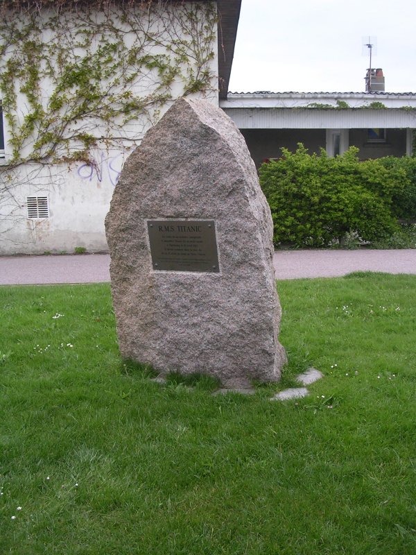La plaque commémorative sur son socle