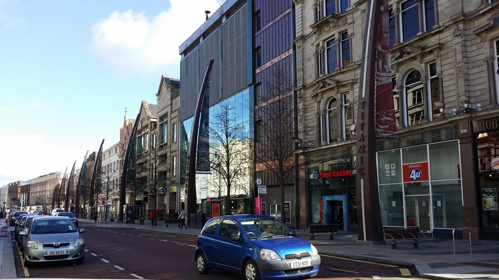 Le rue commerçante face à la mairie. Les drapeaux à droite portent les noms de quelques paquebots de la White Star Line