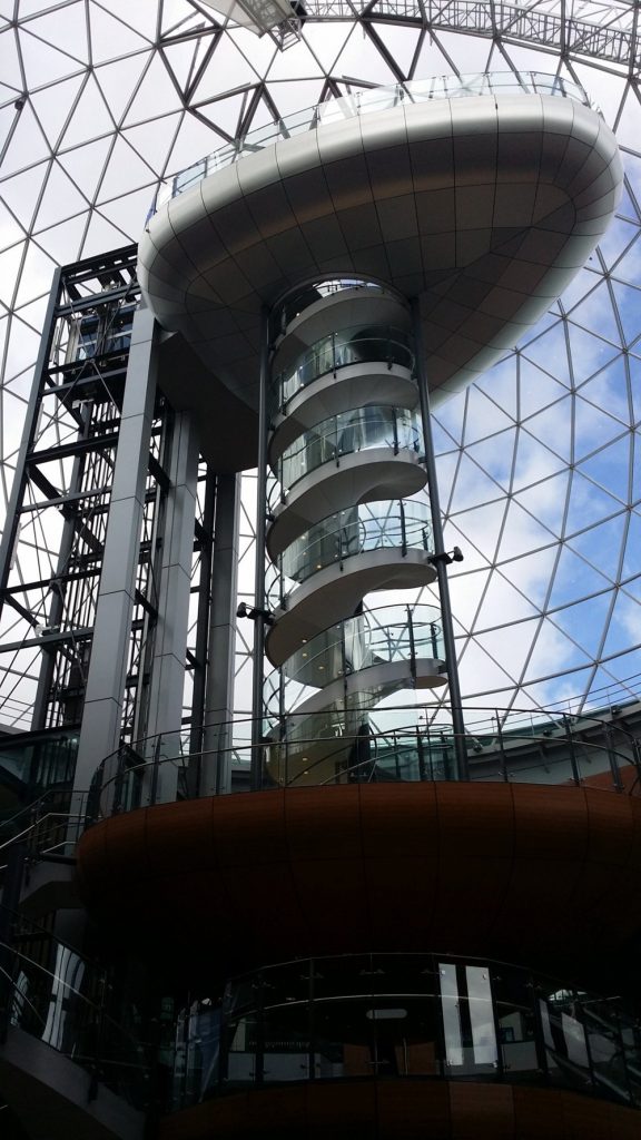 L'intérieur du dôme (centre commercial du centre ville)