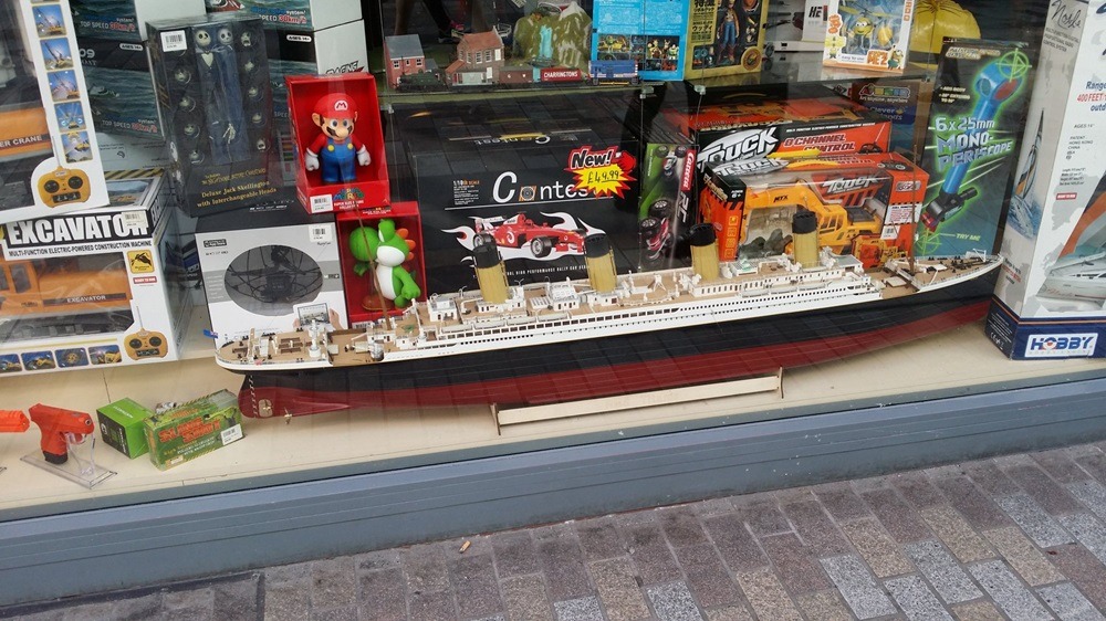 Maquette du Titanic dans une vitrine