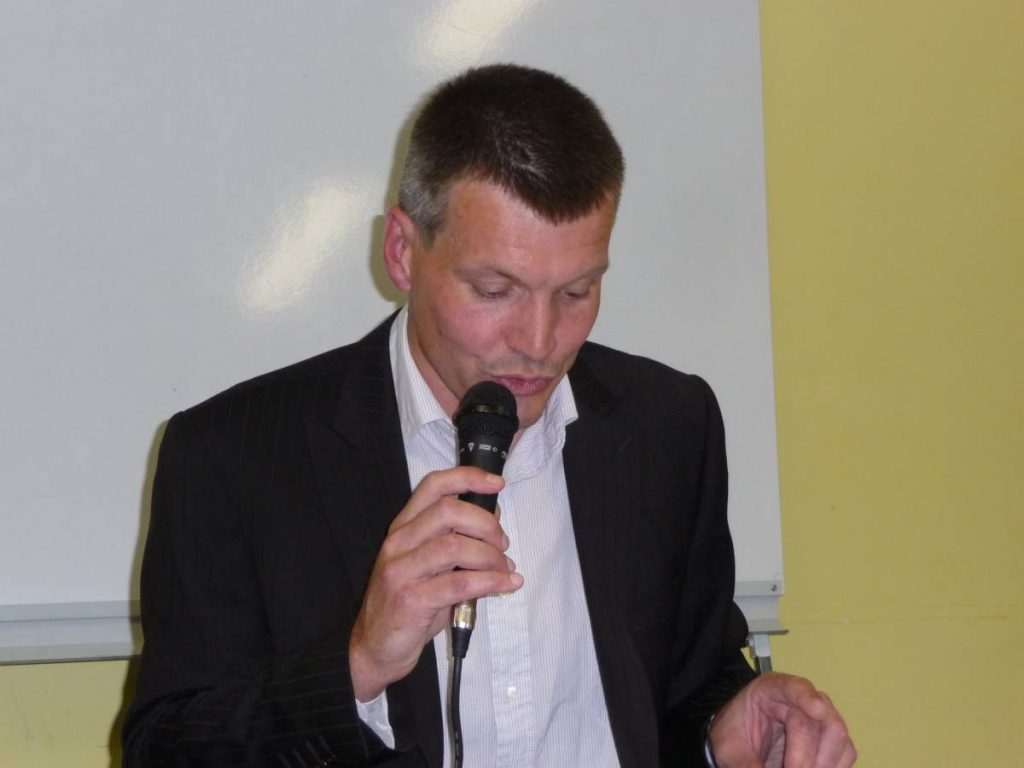 Un homme parle au micro