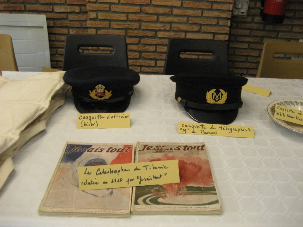 Casquettes d'officiers et numéros de "Je sais tout" exposés.