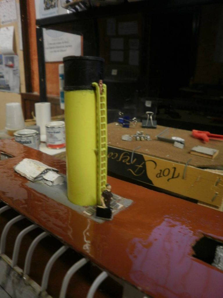 Installation de la cheminée et mise en peinture des ponts.