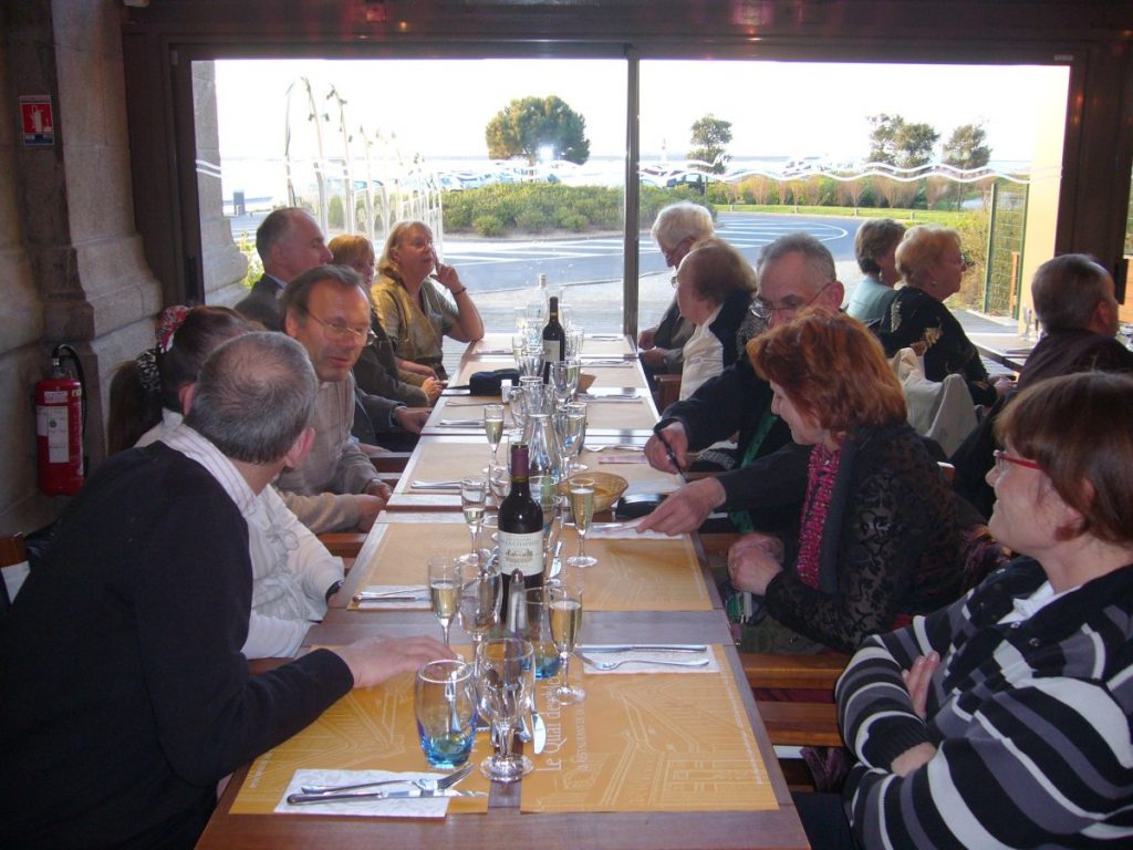 Groupe de personnes à table.
