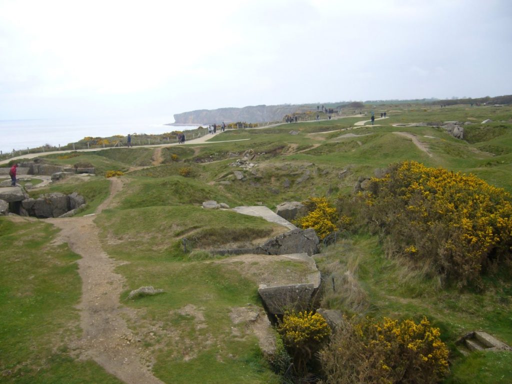 Vue d'une lande le long du littoral.