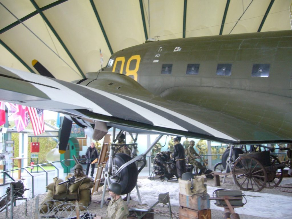 Vue d'un avion de combat et de mannequins représentant des soldats.