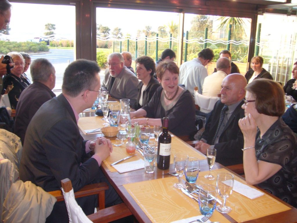 Groupe de personnes à table.