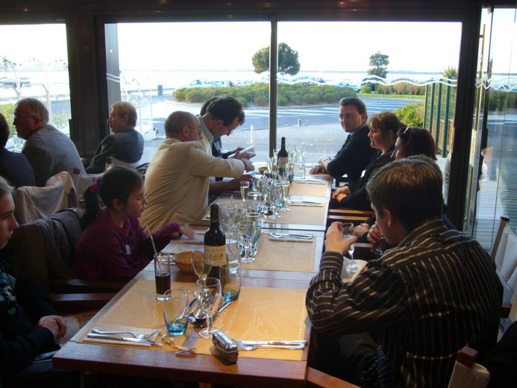 Groupe de personnes à table.