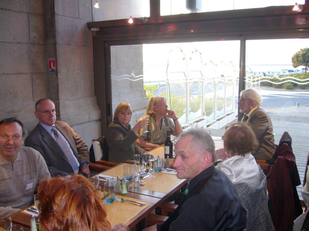 Groupe de personnes à table.
