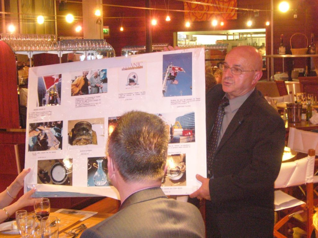 Un homme présente un panneau d'exposition