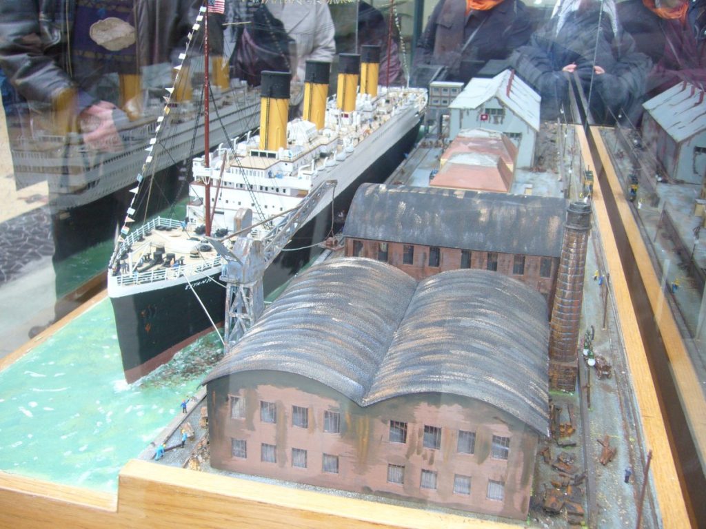 Maquette représentant le Titanic et la gare maritime.