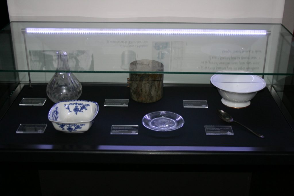 Objets dans une vitrine.