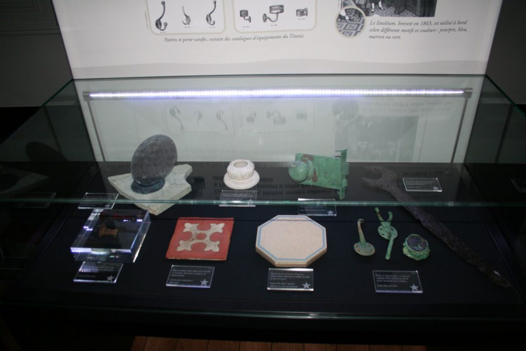 Objets dans une vitrine.