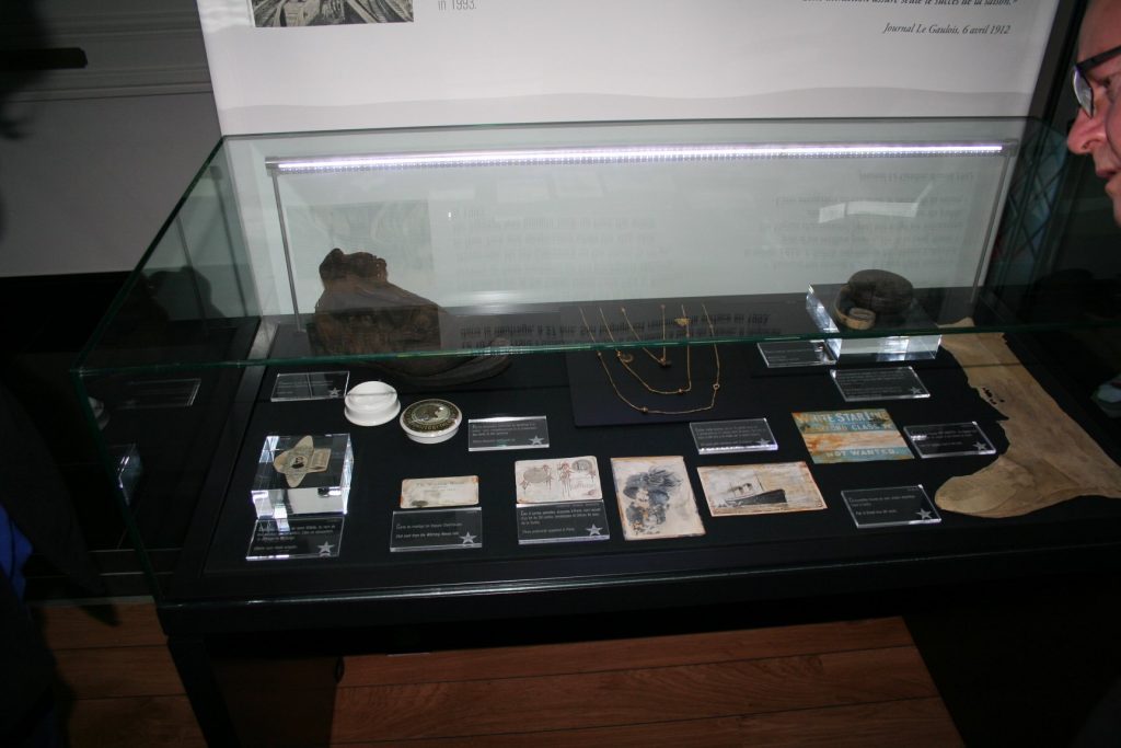 Objets dans une vitrine.
