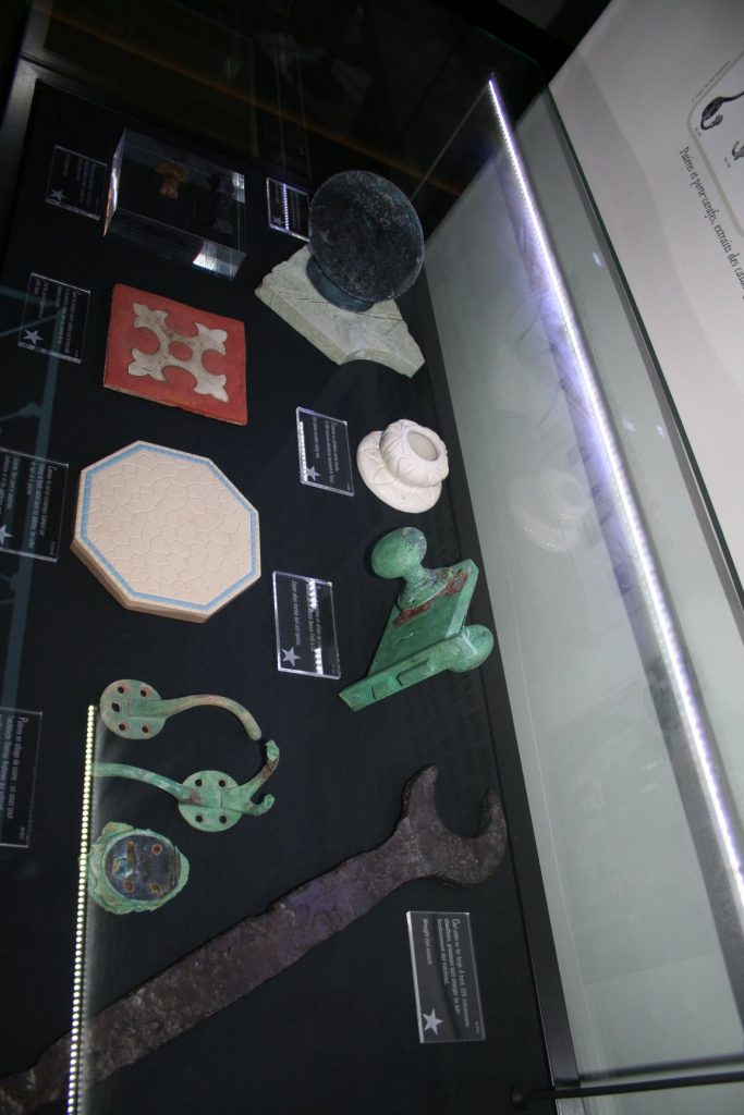 Objets dans une vitrine.