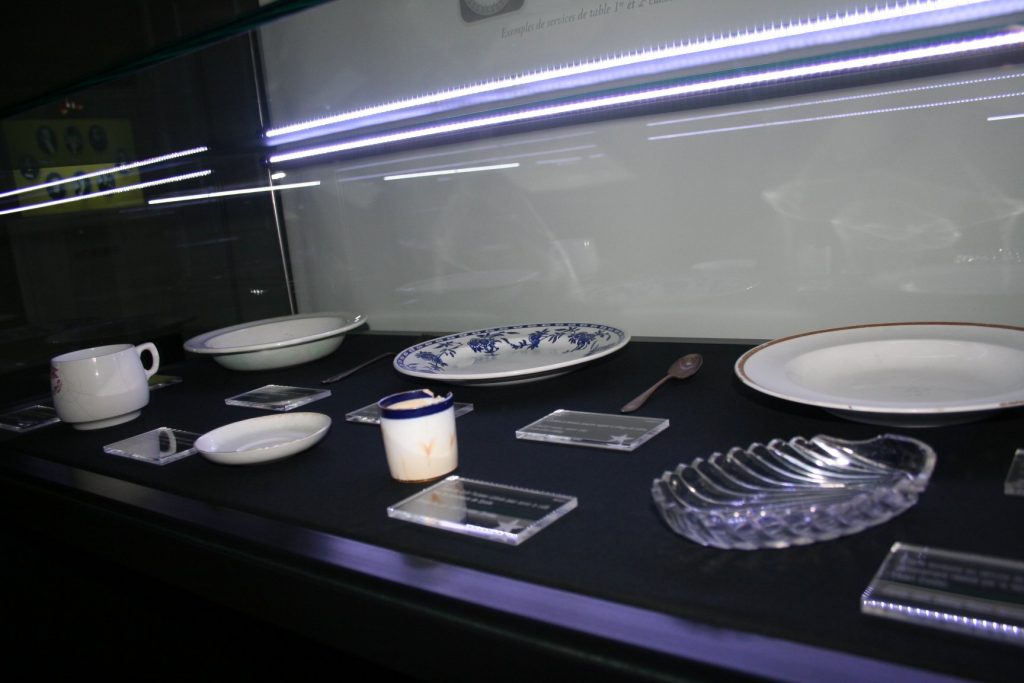 Objets dans une vitrine.