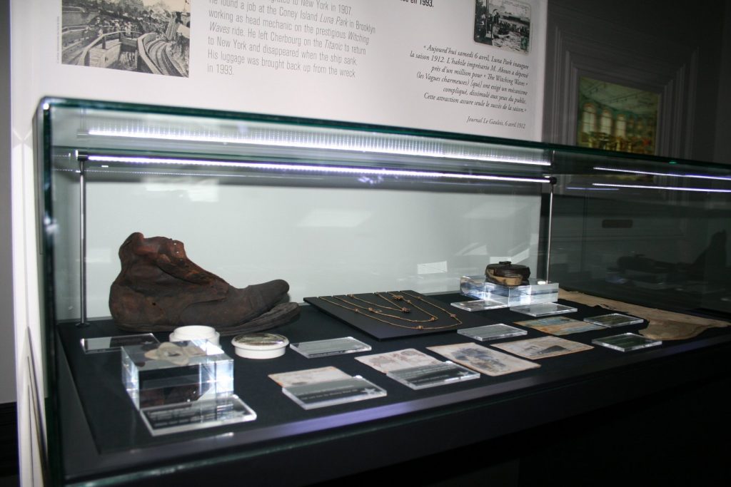 Objets dans une vitrine.