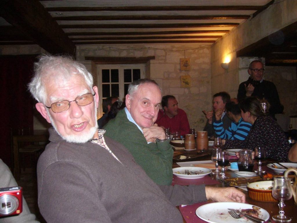 Deux hommes posent à table.