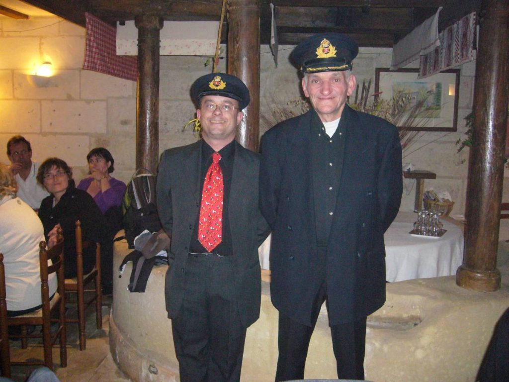 Deux hommes avec des casquettes d'officier.