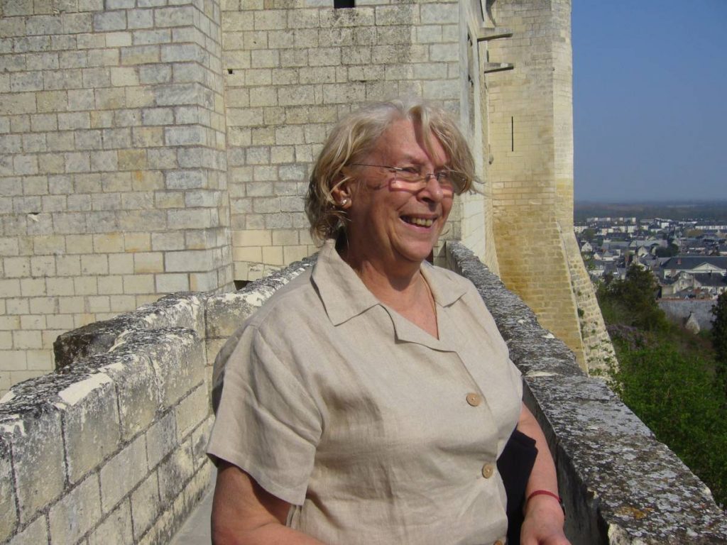 Une femme sur les remparts.