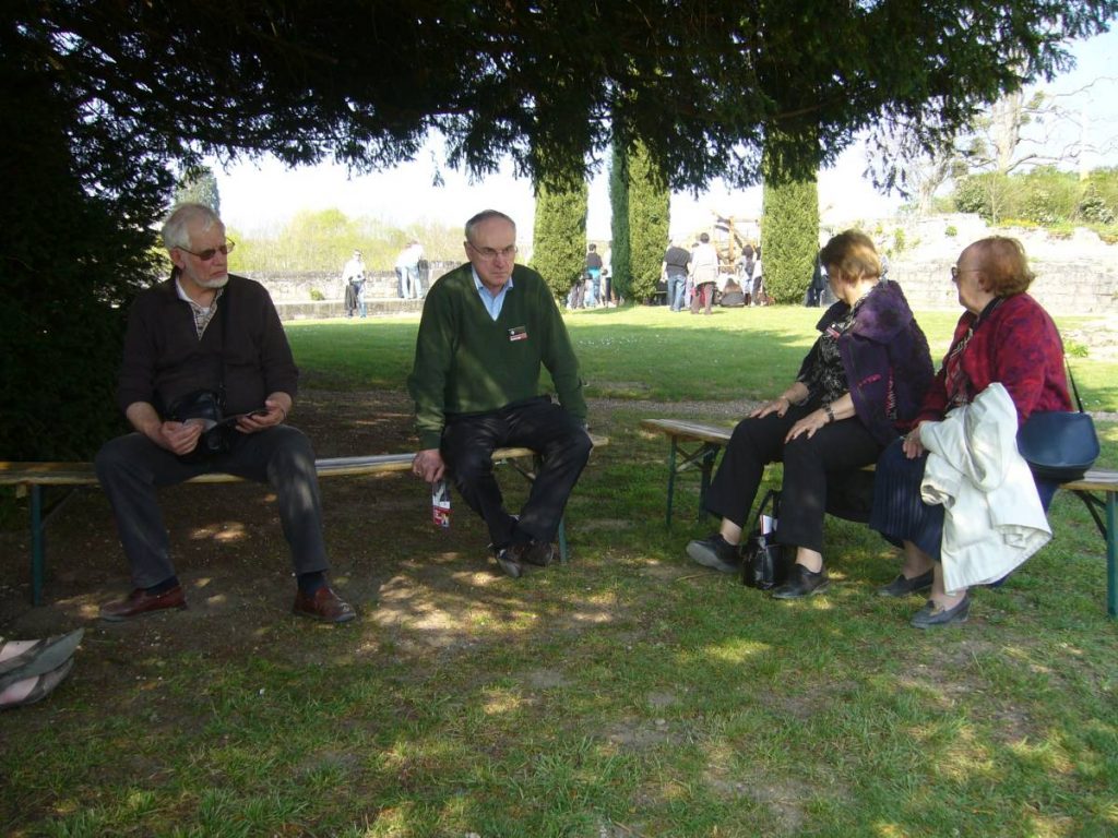 Quatre personnes sur des bancs.