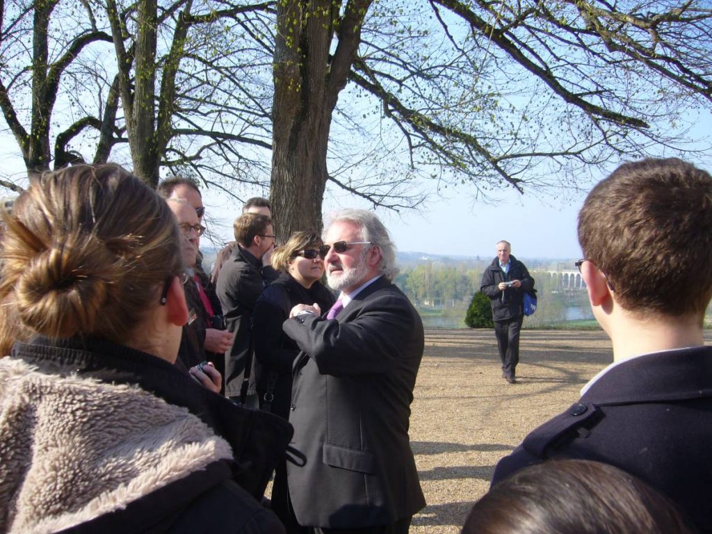 Un groupe écoute un guide.