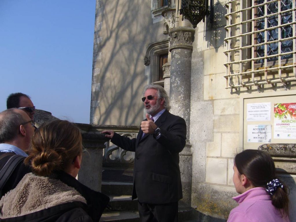 Un groupe écoute un guide.