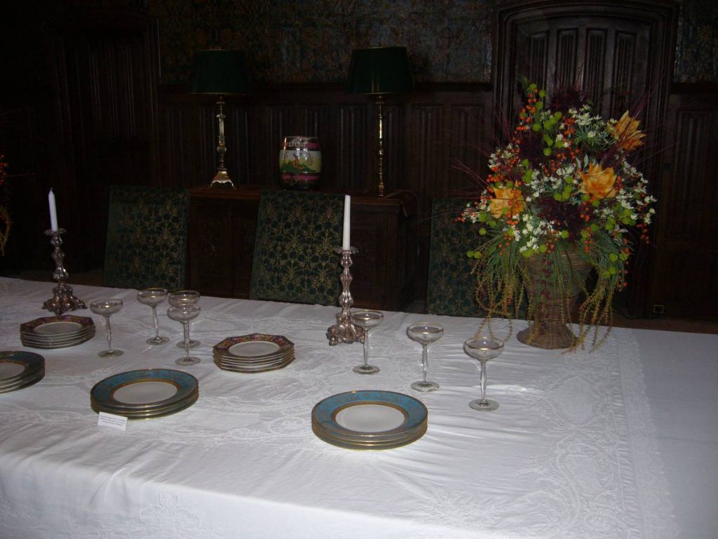 Vaisselle exposée sur une table