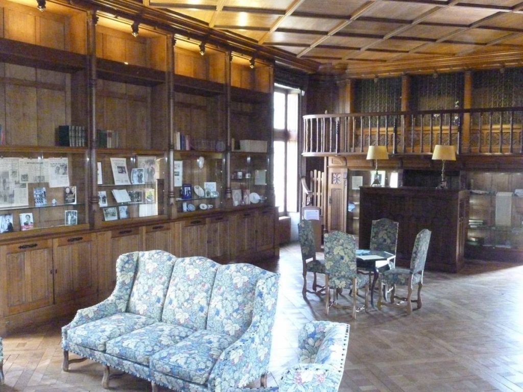 Vue sur du mobilier ancien.