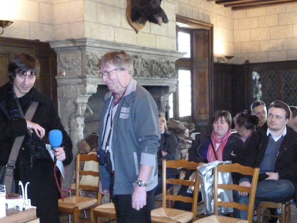 Un journaliste pose une question à un membre dans la salle de l'AG.