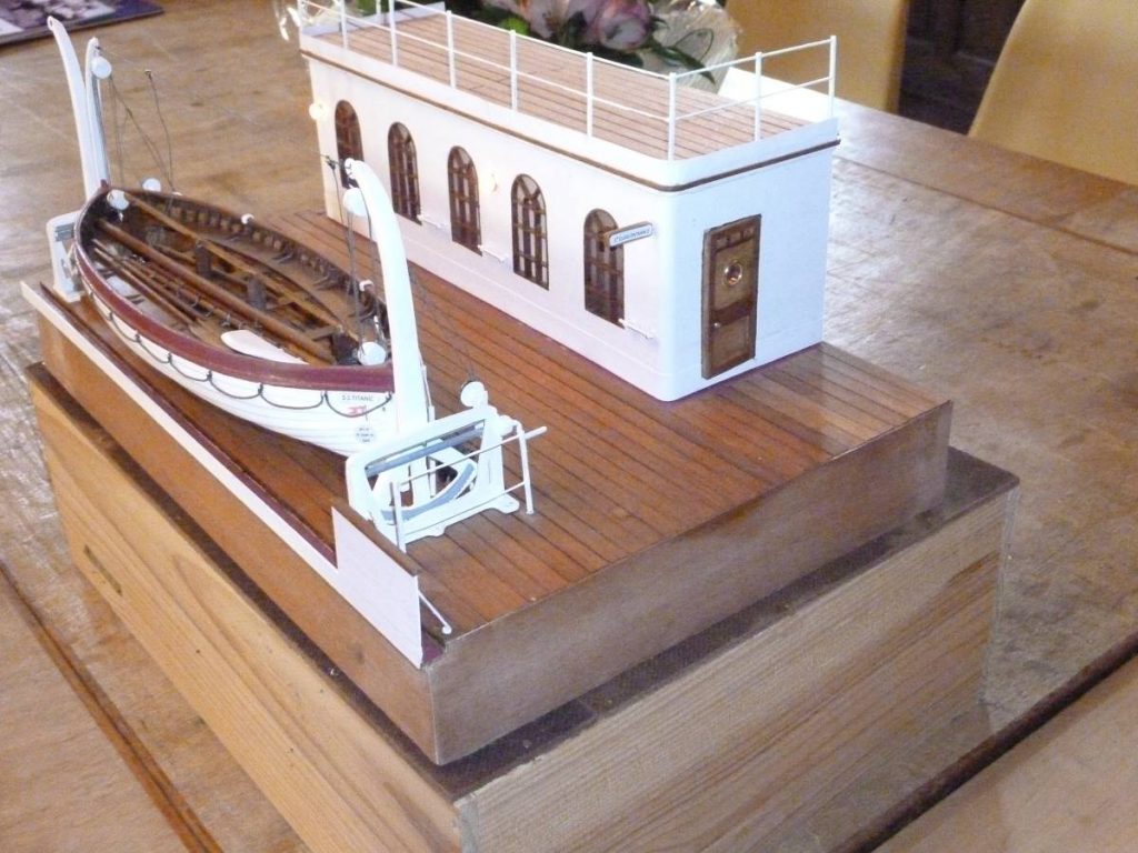 Maquette présentant un canot et une partie de la superstructure du Titanic.